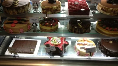 Le pont deli sweets